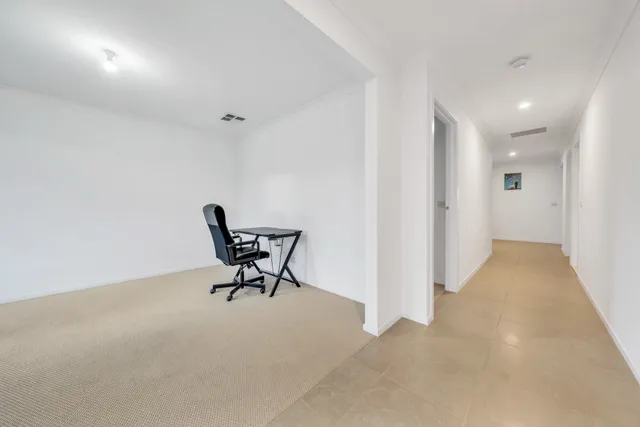 Modern Family Home — image 19