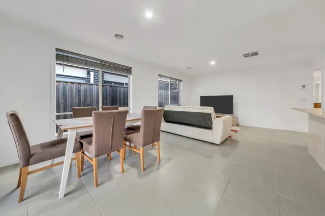 Modern Family Home — image 8