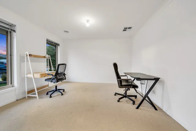 Modern Family Home — image 15