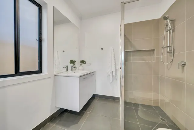 Contemporary New Build — image 16