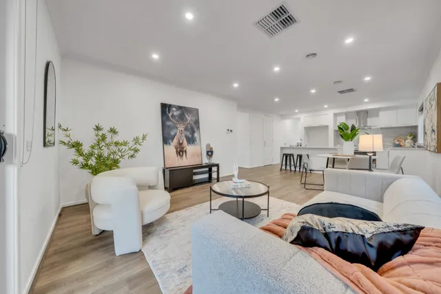 Contemporary New Build — image 11