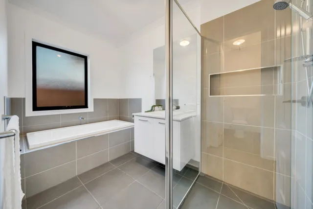 Contemporary New Build — image 17